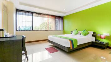 Habitación Deluxe | Escritorio, tabla de planchar con plancha, camas supletorias