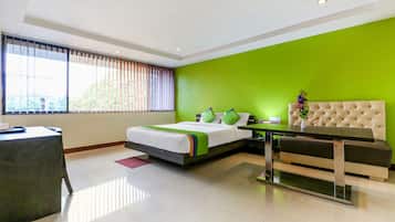 Habitación Deluxe | Escritorio, tabla de planchar con plancha, camas supletorias