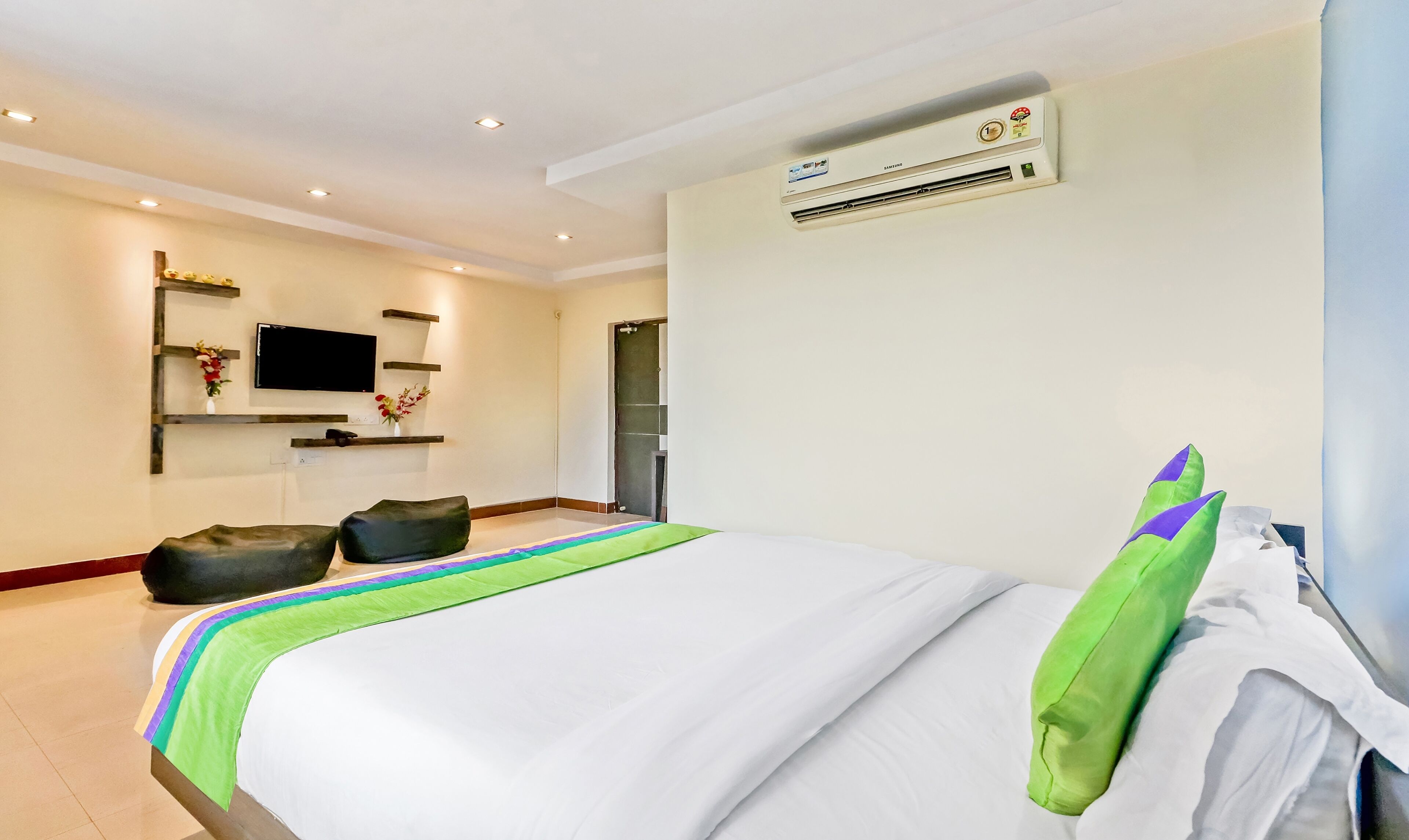 Deluxe Room | Desk, iron/ironing board, rollaway beds, free WiFi