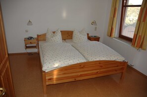 1 habitación, tabla de planchar con plancha, cuna de viaje y wifi 