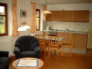 Fridge, microwave, oven, dishwasher - EDERS - Bauernhofpension Büchsenschütz (Vöhl)