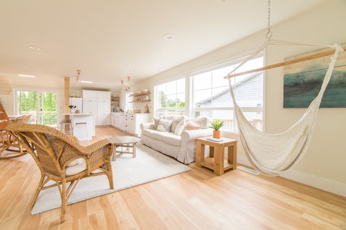 "The Langley House", walk to downtown, newly remodeled, family friendly!