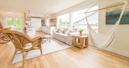 "The Langley House", walk to downtown, newly remodeled, family friendly!