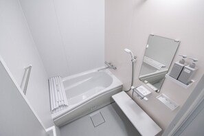 Room 3 KCU | Bathroom | Slippers, towels, toilet paper - UCHI Living stay KCU (Sapporo)