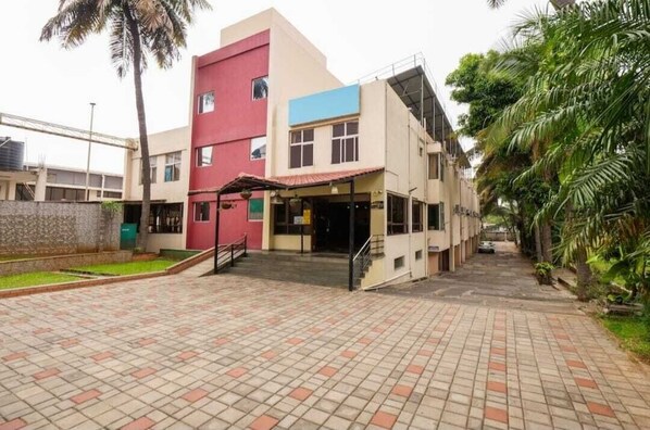 Front of property - Mysore Mayflower Hotel (Mysore)
