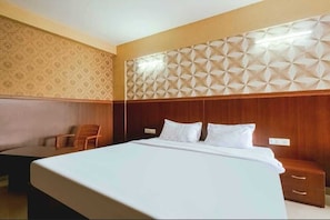 Quarto casal standard | Cofres nos quartos, ferros/tábuas de passar roupa, Wi-Fi de cortesia