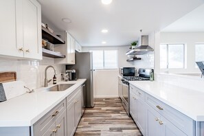 Stort kylskåp, mikrovågsugn, ugn och spishäll