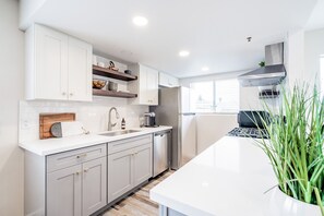 Frigorífico grande, microondas, horno y placa de cocina