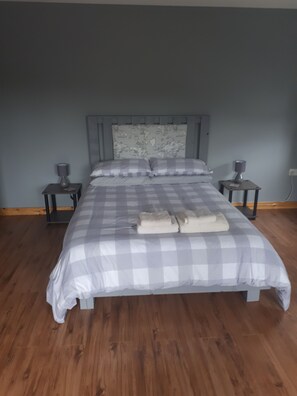 Bathroom - Gate to Causeway Coast, dark hedges and glens of antrim . (Stranocum)