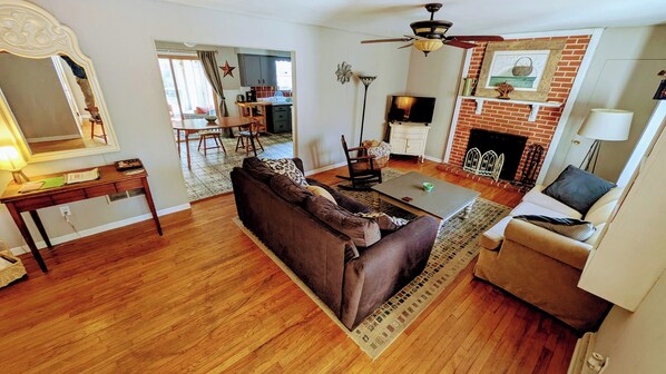 Smart TV, fireplace, video games, foosball - Stone Harbor Hideaway (Cape May Court House)