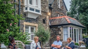 A stone building with a large window and a smaller window on the second floor. - Kotel Windermere (Windermere)