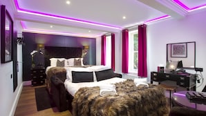A modern bedroom with a large bed, a desk, and a computer. - Kotel Windermere (Windermere)
