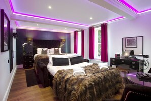 Familie studio | Luxe beddengoed, pillowtop-bedden, individueel gemeubileerd, een bureau