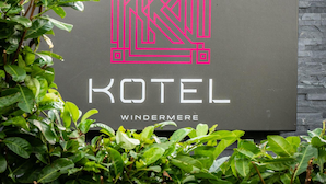 A sign for a hotel named "KOTEL WINDERMERE" with a geometric logo. - Kotel Windermere (Windermere)