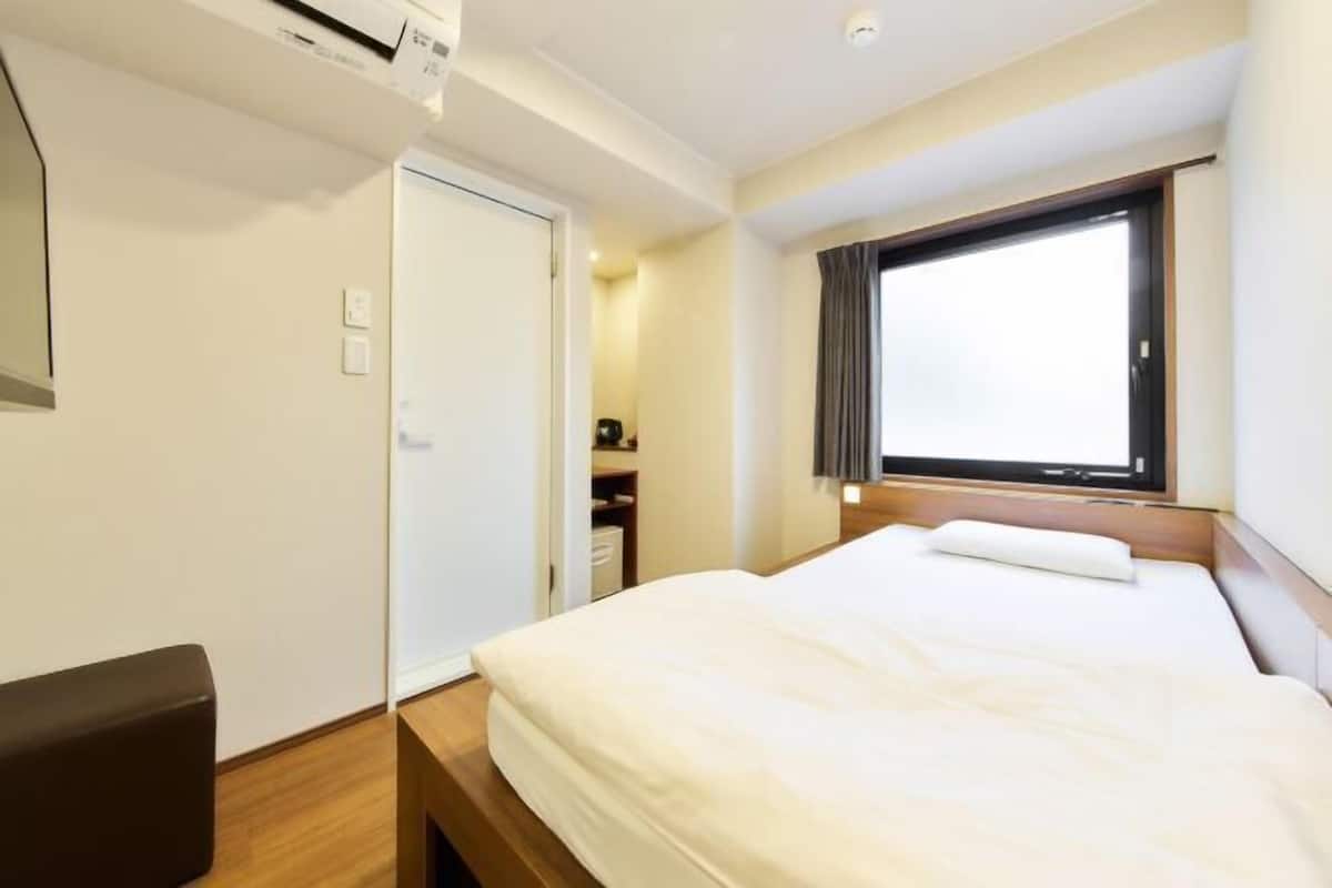 Soundproofing, free WiFi, bed sheets