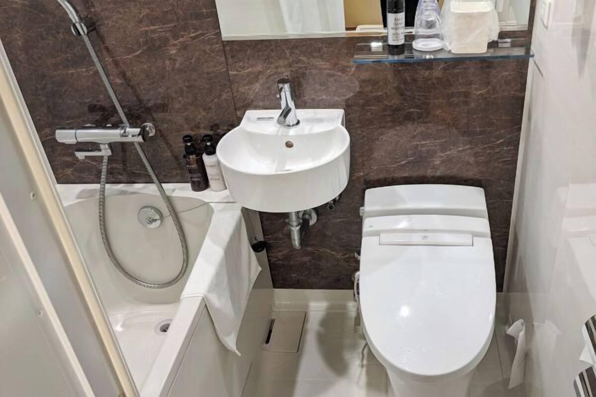 Badeværelse | Separat badekar og bruser, dybe badekar, gratis toiletartikler