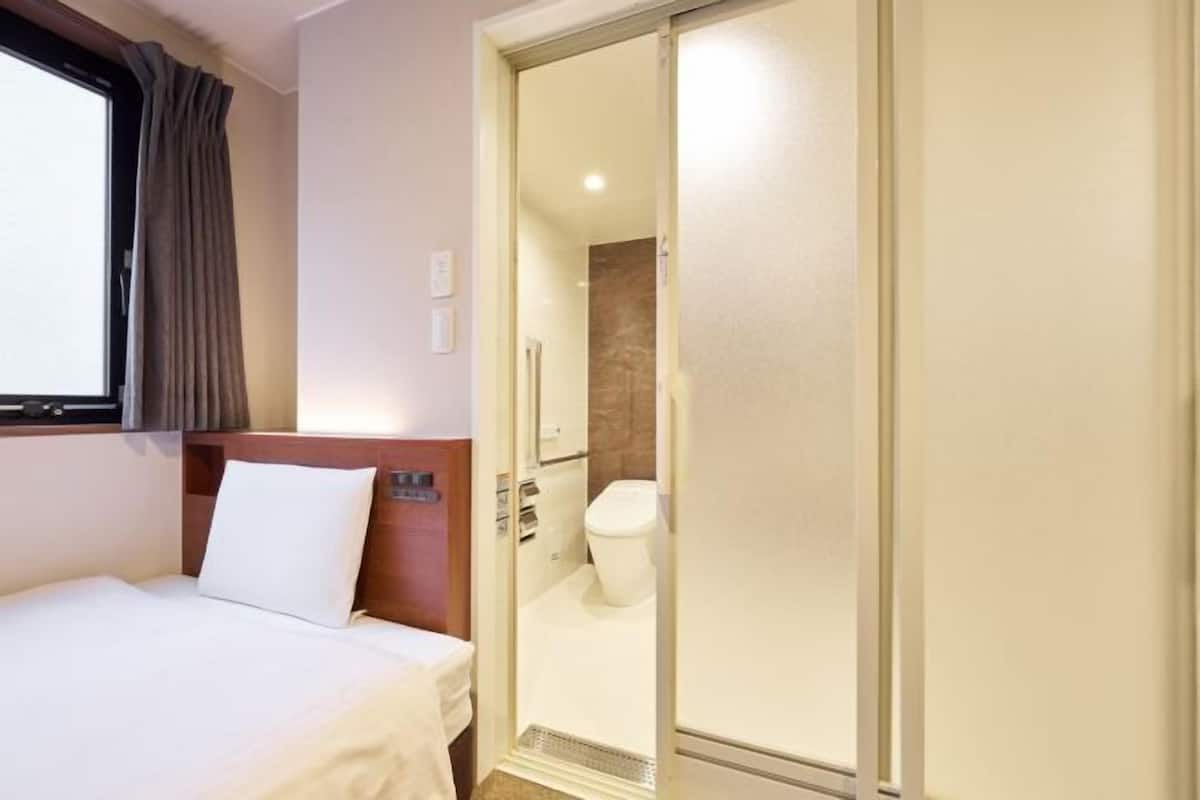 Soundproofing, free WiFi, bed sheets