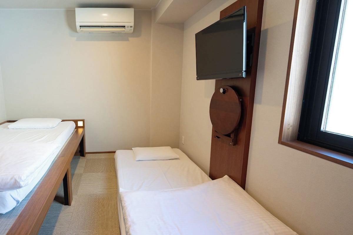 Soundproofing, free WiFi, bed sheets