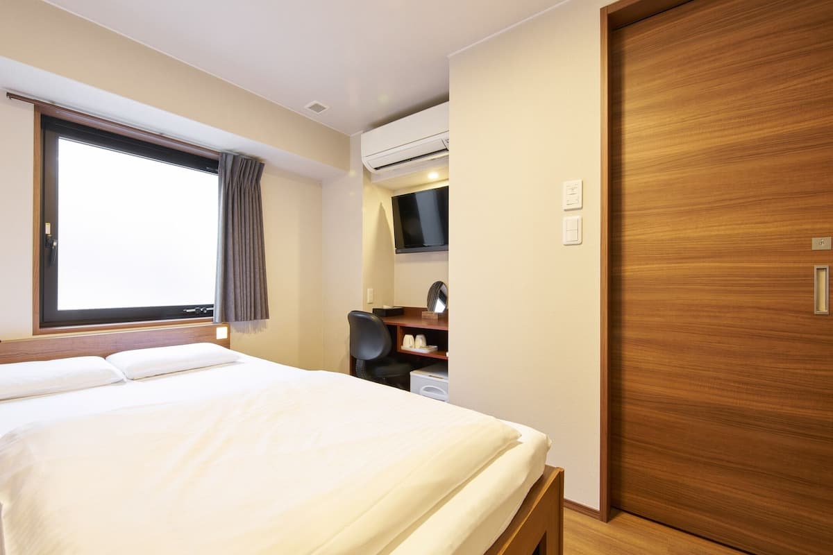 Soundproofing, free WiFi, bed sheets