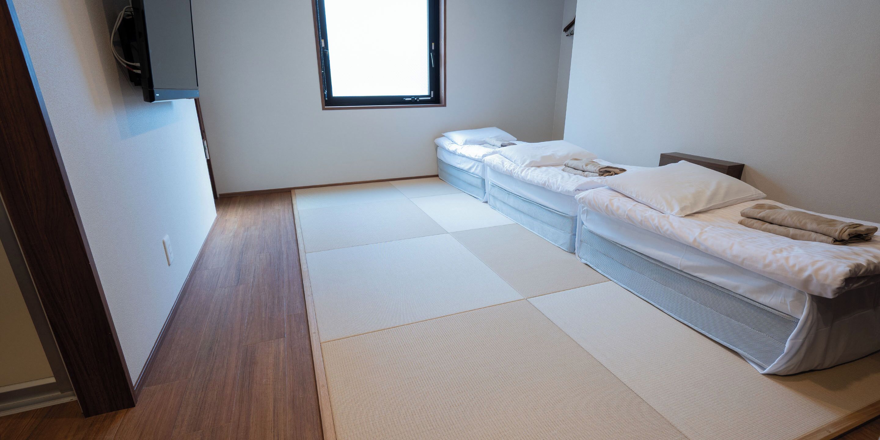 Soundproofing, free WiFi, bed sheets