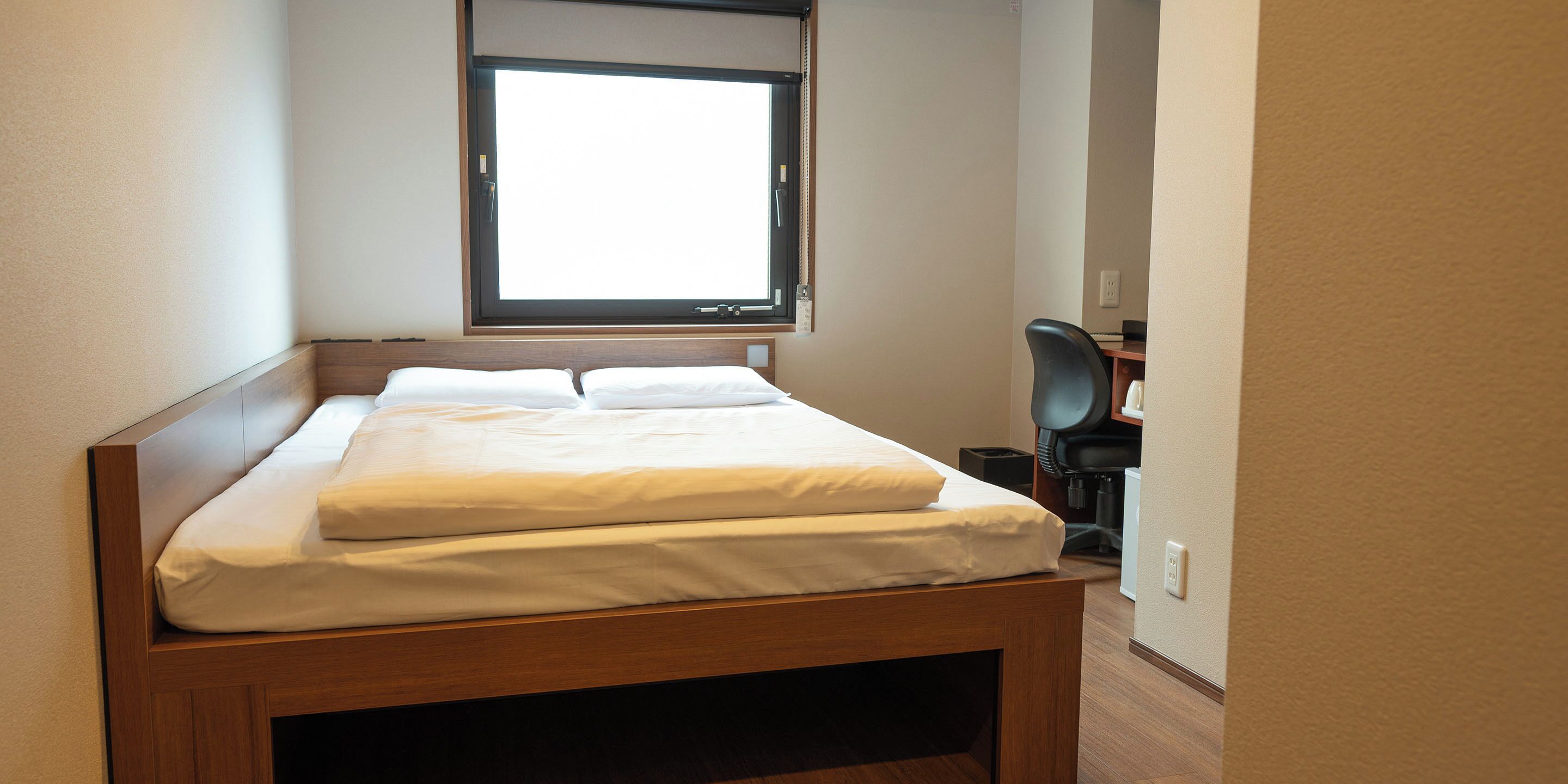 Soundproofing, free WiFi, bed sheets