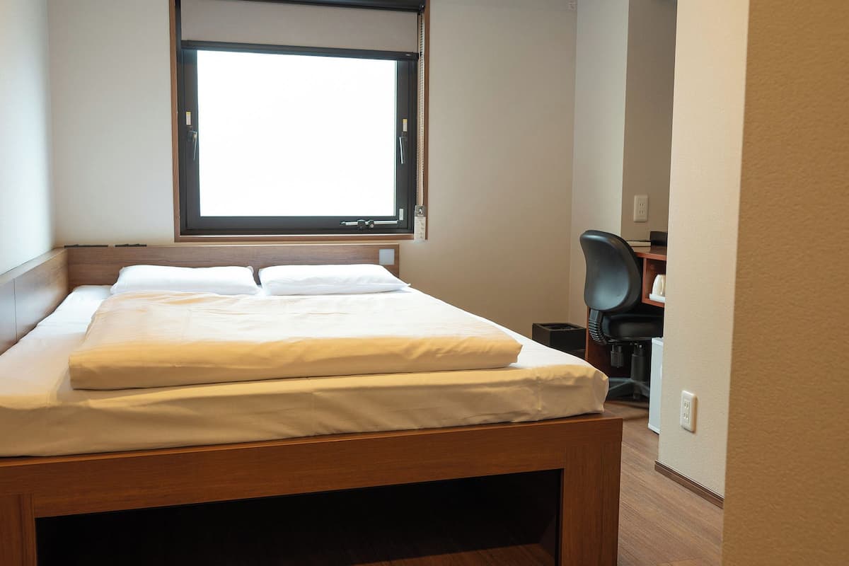 Soundproofing, free WiFi, bed sheets