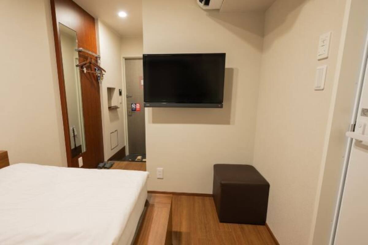 Soundproofing, free WiFi, bed sheets