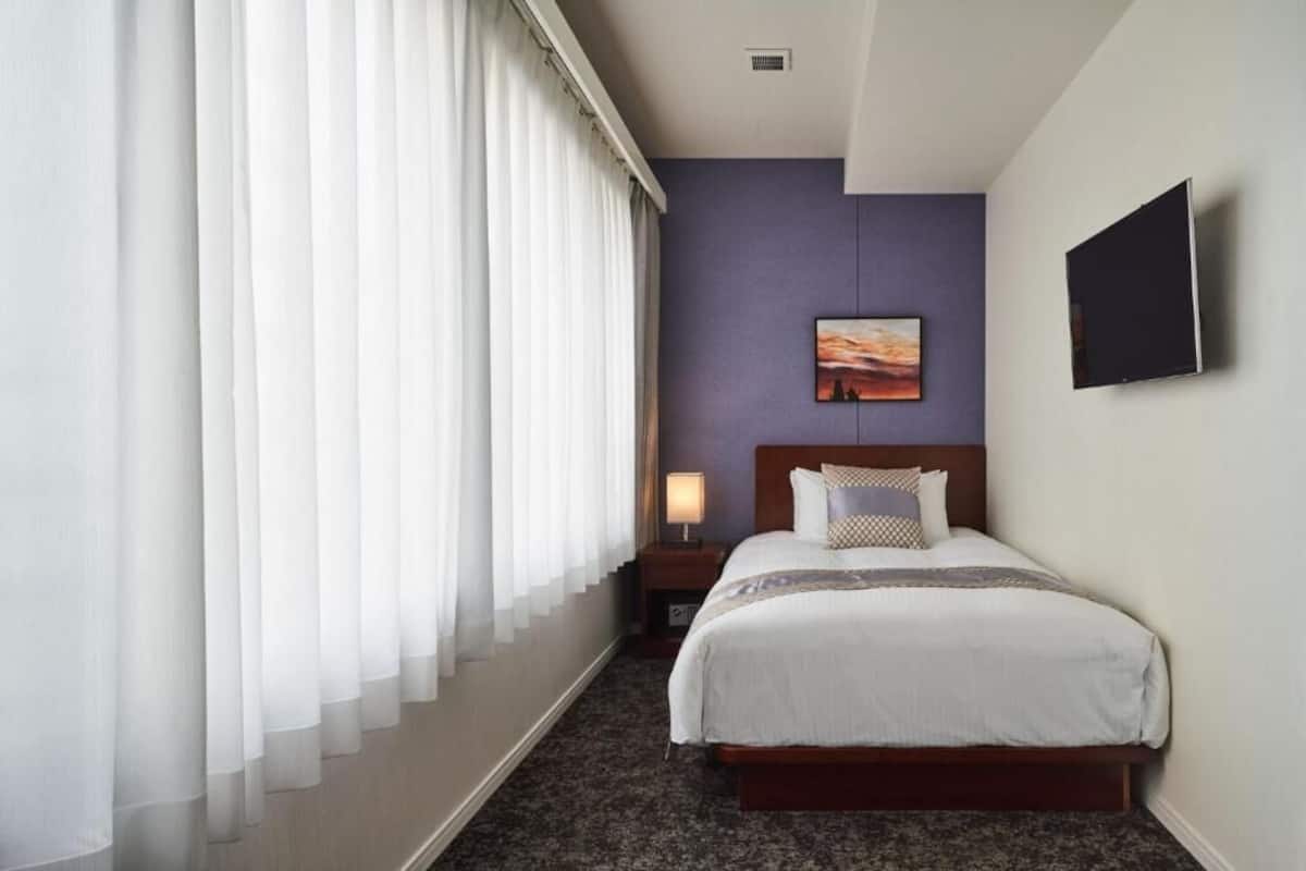 标准房, 无烟房 (Semi-Double Room) | 高档床上用品、羽绒被、办公桌、隔音