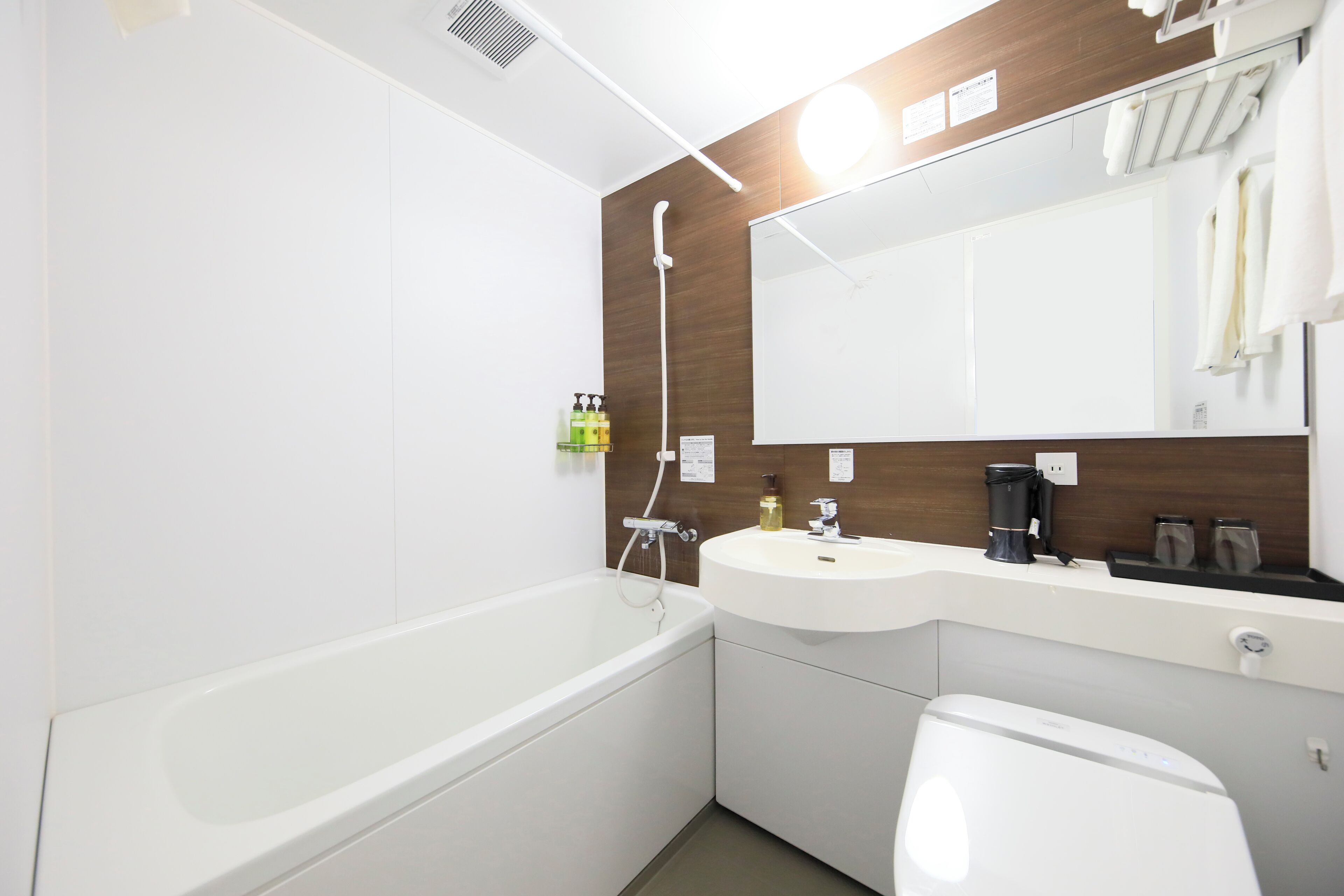 deluxe queen room, non smoking, balcony, 22sqm (160cm width bed) | premium bedding, down duvets, desk, soundproofing