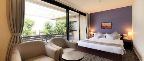 Deluxe Queen Room, Non Smoking, Balcony, 22sqm (160cm width bed) | Premium bedding, down comforters, desk, soundproofing