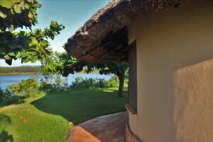 Ropa de cama hipoalergénica, cortinas opacas, sistema de insonorización