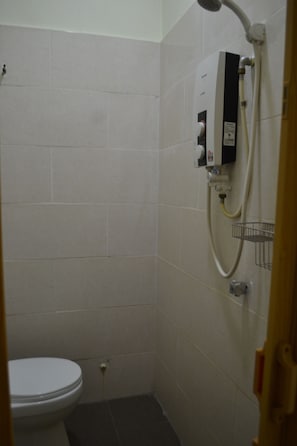 Habitación estándar | Baño | Regadera, toallas, jabón, papel de baño 