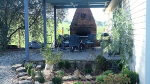 Courtyard - Yea Woodduck Cottage (Killingworth)