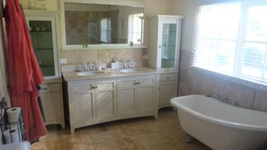 Comfort Cottage, 2 Bedrooms, Garden View | Bathroom | Separate tub and shower, deep soaking tub, rainfall showerhead - Yea Woodduck Cottage (Killingworth)