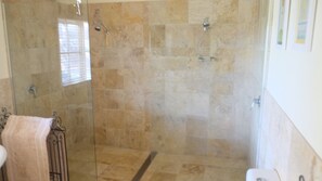 Casa de campo conforto, 2 quartos, vista para o jardim | Banheiro | Banheira e chuveiro separados, banheira de imersão