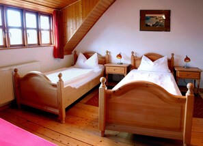 3 slaapkamers, reisbedje