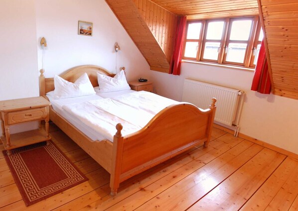 3 bedrooms, travel crib