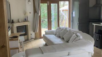 Smart-tv, een open haard, een dvd-speler en een tafeltennistafel