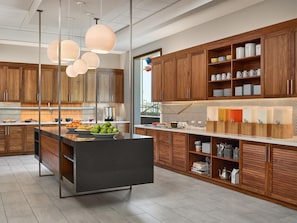 Free buffet breakfast on weekdays  - Hyatt Place Peña Station/Denver Airport (Denver)