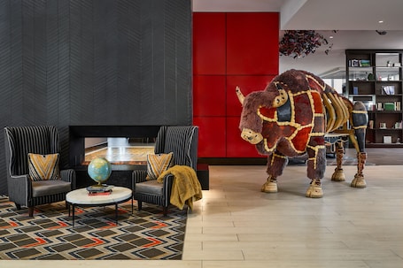 Lobby sitting area. Hyatt Place Peña Station/Denver Airport