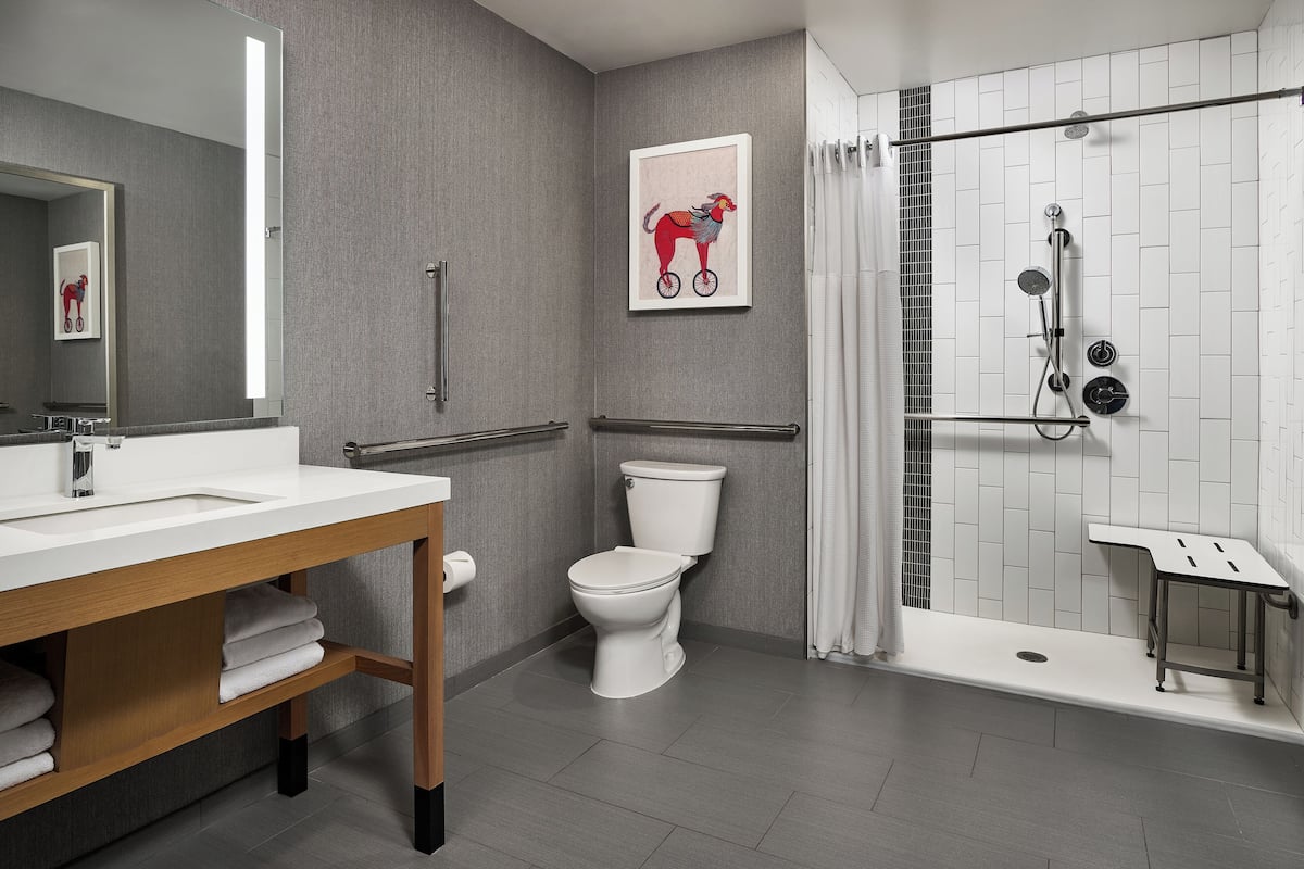 Ensemble douche/baignoire, articles de toilette de luxe, sĂšche-cheveux