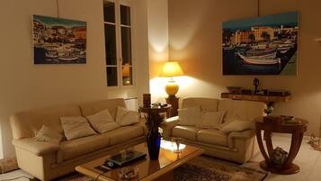 Smart TV, chimenea, reproductor de DVD y libros