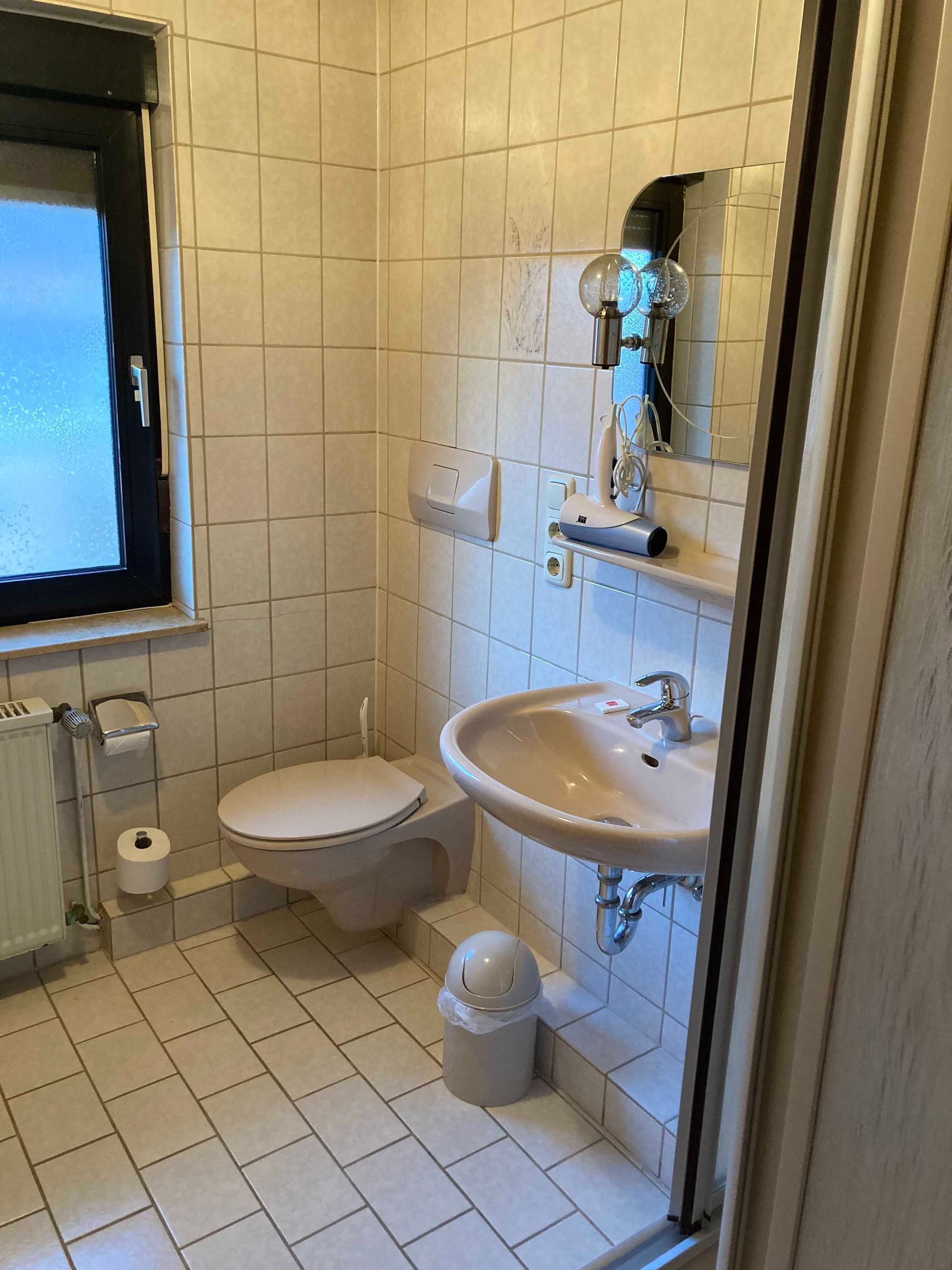 Dusj, hårføner, håndklær og såpe