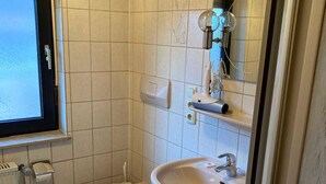 Dusj, hårføner, håndklær og såpe