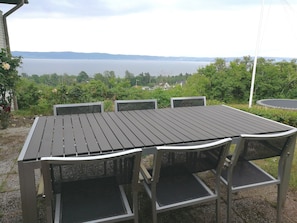 Outdoor dining - Villa Jönköping, breathtaking wiew over lake Vättern! (Jönköping N)