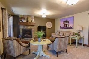 TV, fireplace
