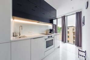 Studio (3.24) | Private kitchenette | Fridge, stovetop, electric kettle, cookware/dishes/utensils - Apartamenty Sun & Snow Dune B (Mielno)