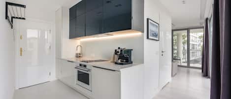 Estudio (3.24) | Cocina básica privada | Frigorífico, placa de cocina, hervidor eléctrico y utensilios de cocina
