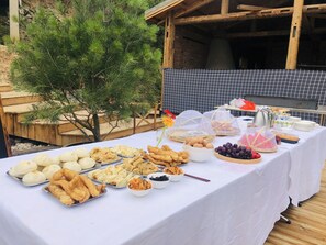 Daily buffet breakfast (CNY 68 per person)