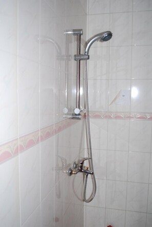 Duschwanne, Regendusche, kostenlose Toilettenartikel, Hausschuhe
